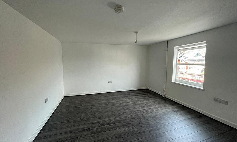 **Flat To Rent**Stra...