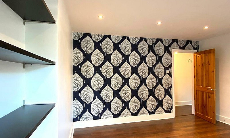 2 Bed Flat, Crystal ...