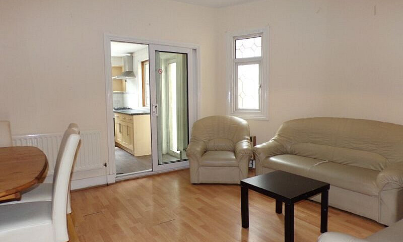 4 Bedrooms, 2 Bathro...