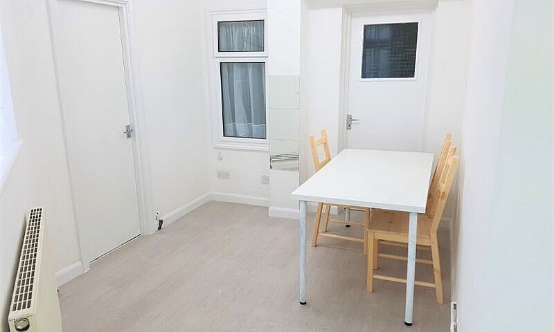 Stratford-Spacious M...