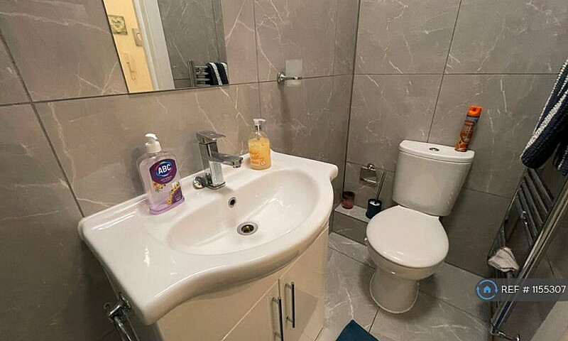 2 Bedroom Flat In Cr...