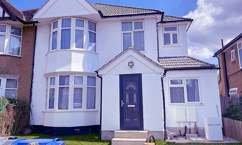 4 Bedroom Flat In Ha...