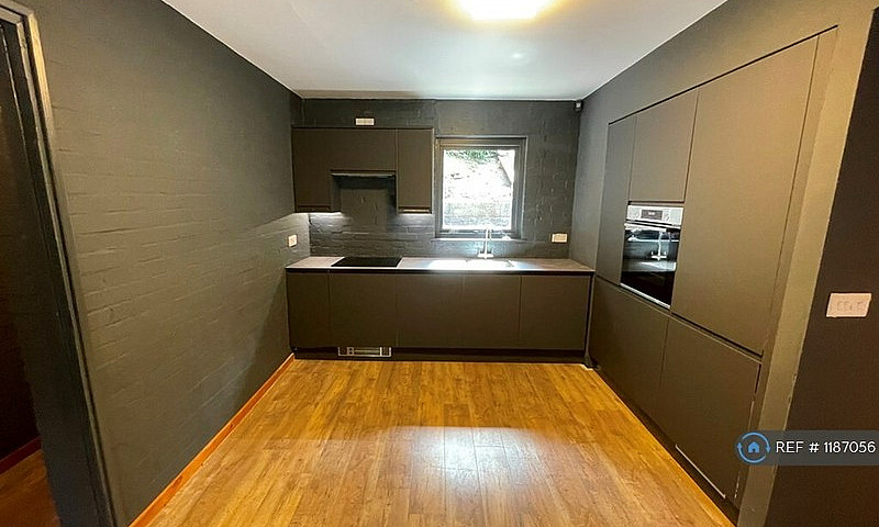 2 Bedroom Flat In Be...