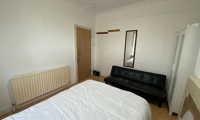 Large 6 Bedroom Fami...