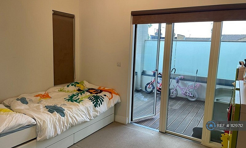 2 Bedroom Flat In Ch...
