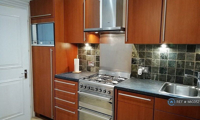 1 Bedroom Flat In La...