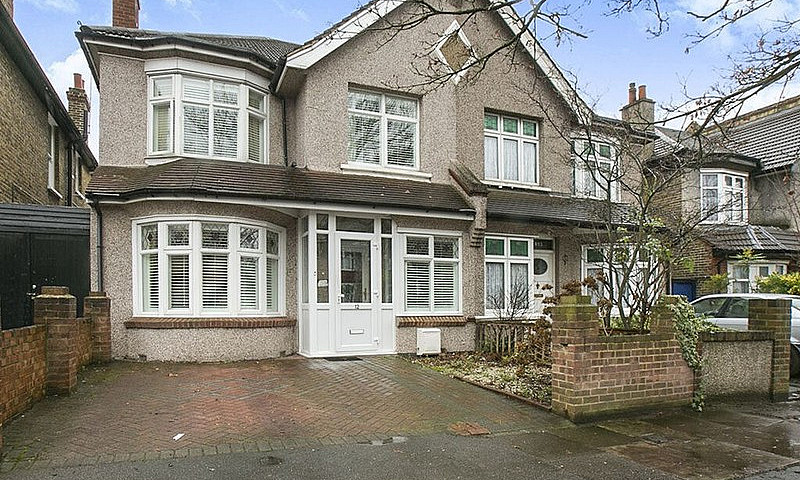 4 Bedrooms House To ...