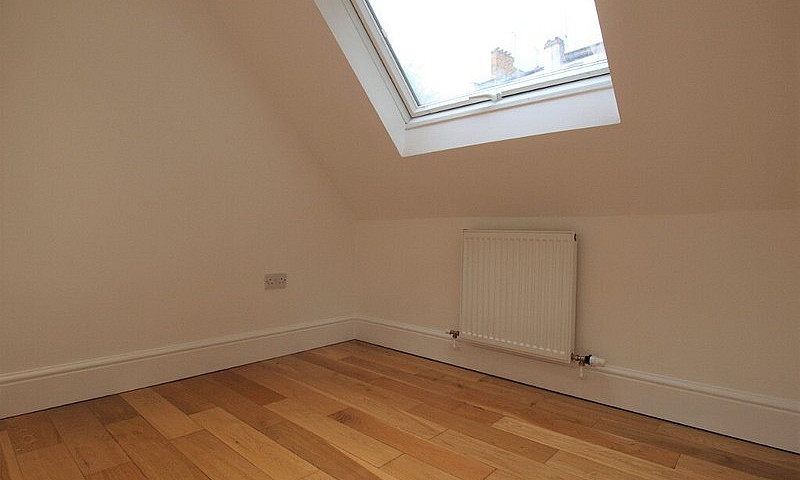 Large 3 Bed Flat In ...