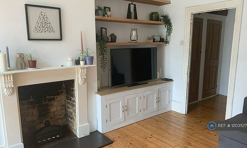 2 Bedroom Flat In Ha...