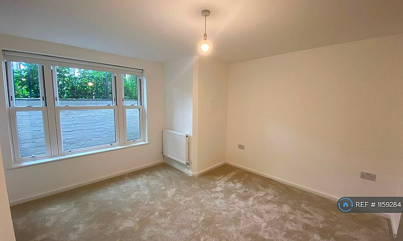 2 Bedroom Flat In Qu...
