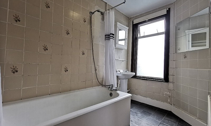Large First Floor Fl...