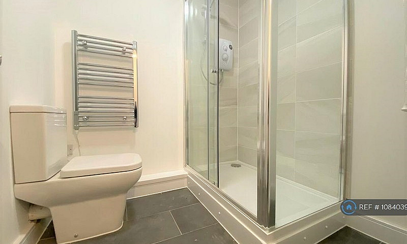 2 Bedroom Flat In Po...