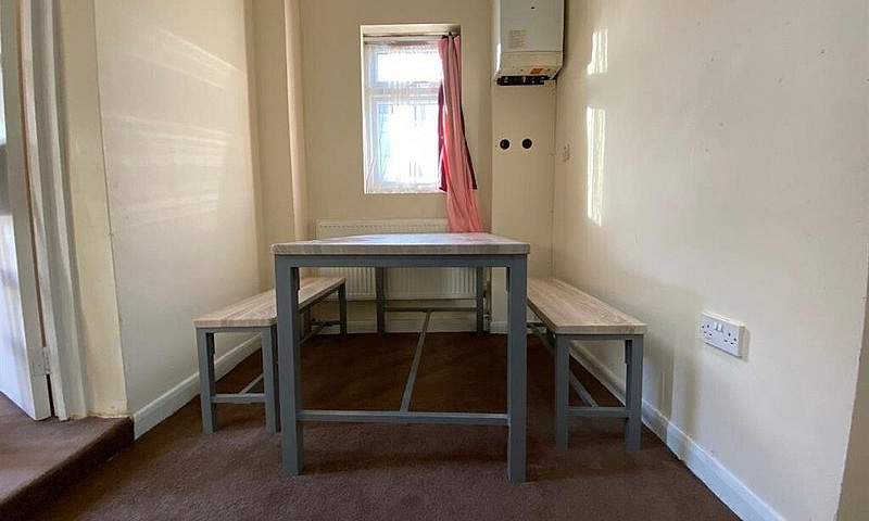 Spacious 2 Bed Groun...