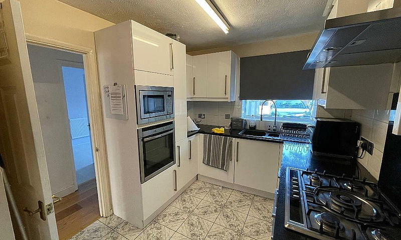 4 Bedroom House In T...