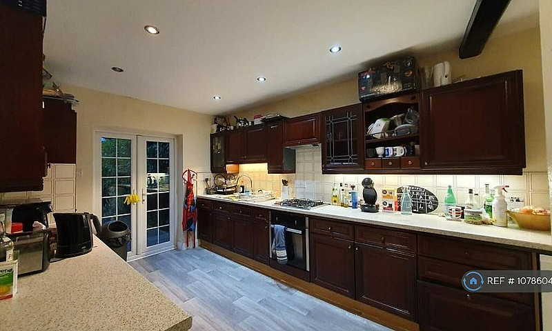 1 Bedroom In Vale La...