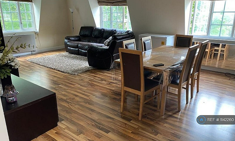 2 Bedroom Flat In Su...