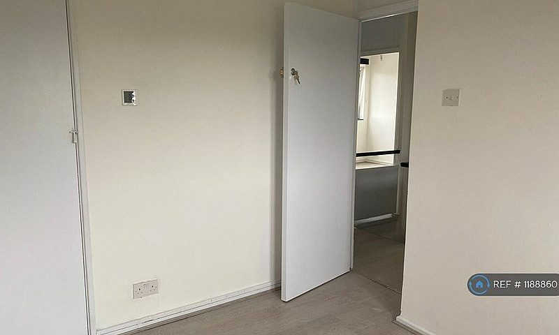 4 Bedroom Flat In He...