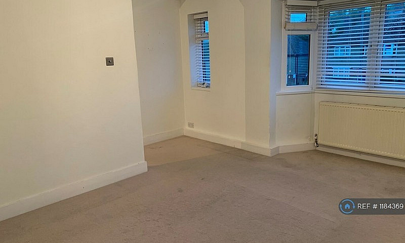 2 Bedroom Flat In Gr...