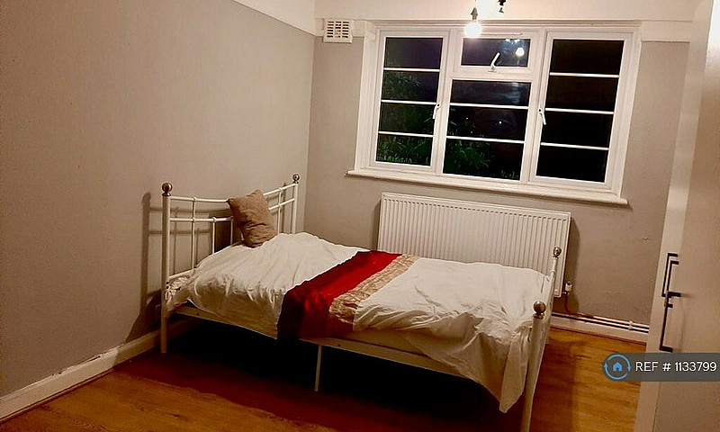 3 Bedroom Flat In Oa...
