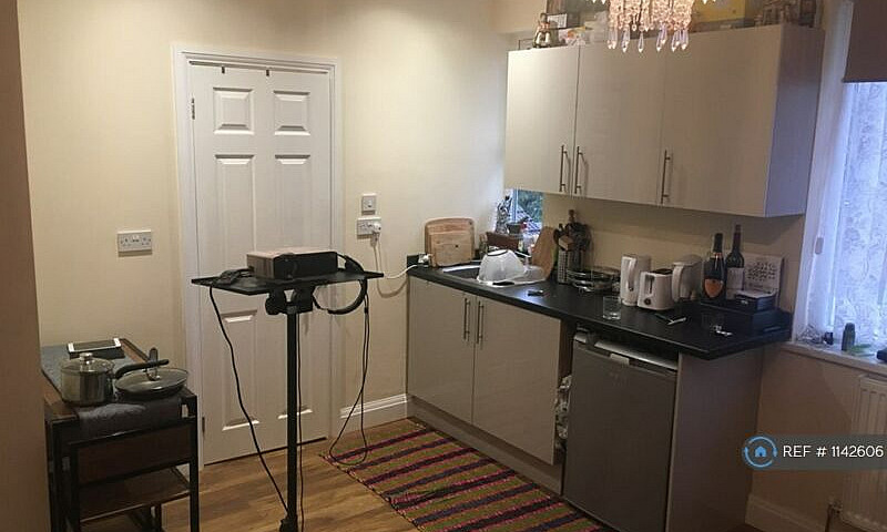 Studio Flat In Hanwo...