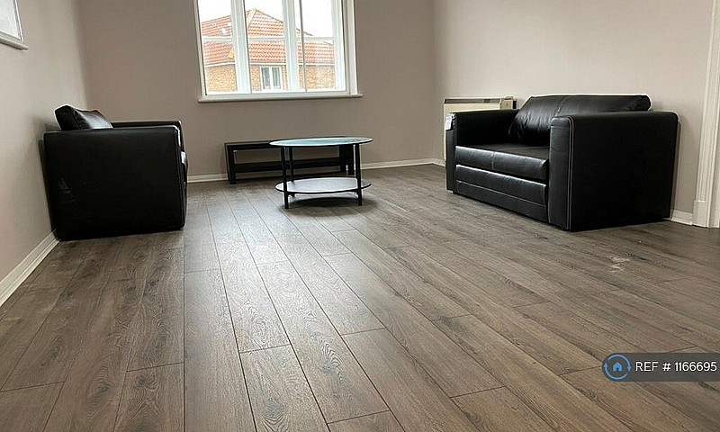 2 Bedroom Flat In St...