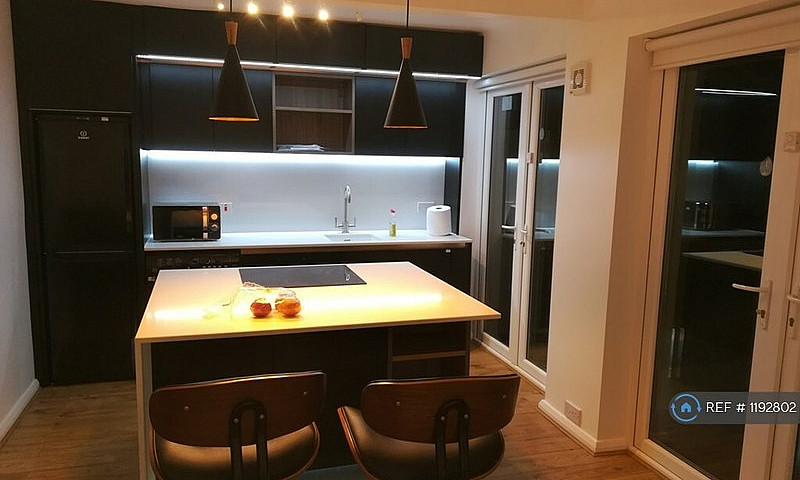 1 Bedroom In Strathm...