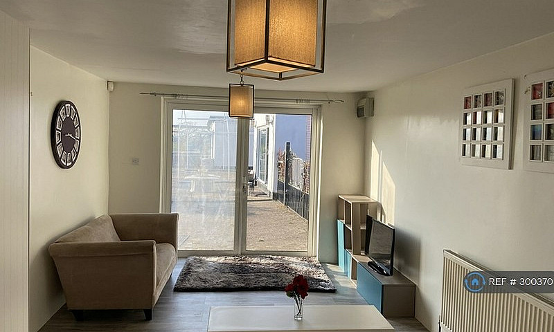 2 Bedroom House In S...