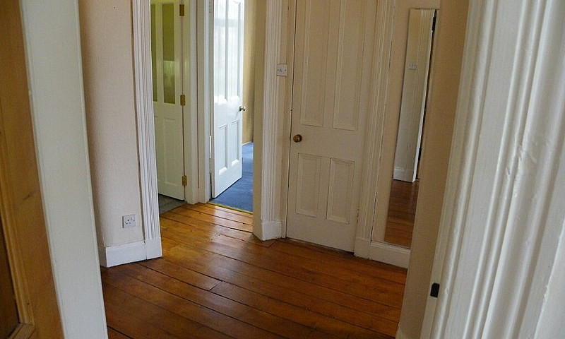 Flat To Let...