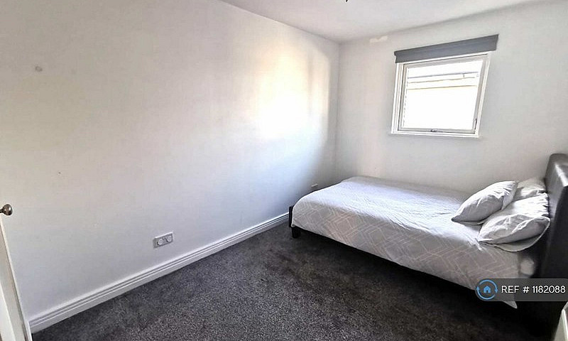 2 Bedroom Flat In Th...