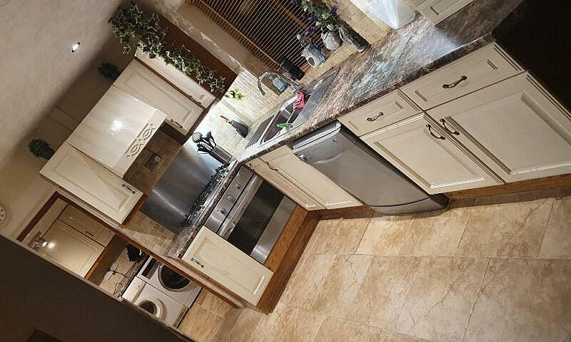 4 Bedroom House In H...