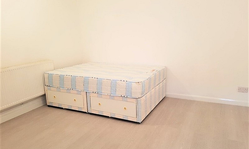 Modern 2 Bedroom Fla...