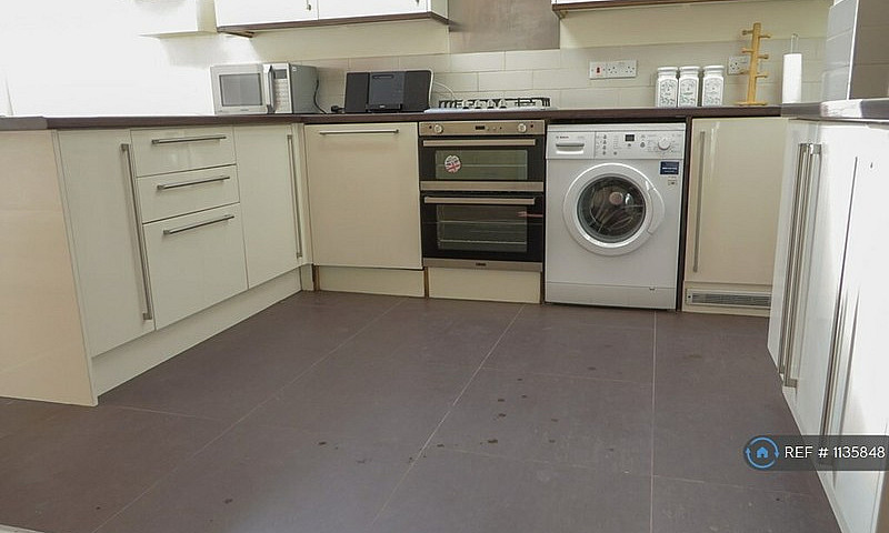6 Bedroom House In H...