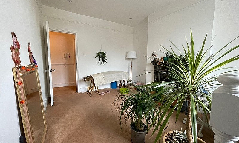 Stunning 2 Bed Flat-...