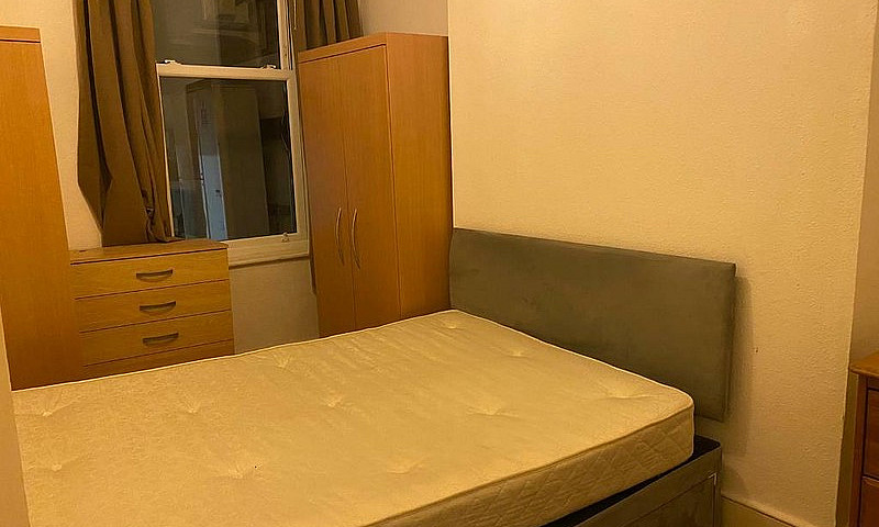 2 Bed Flat, Crouch E...