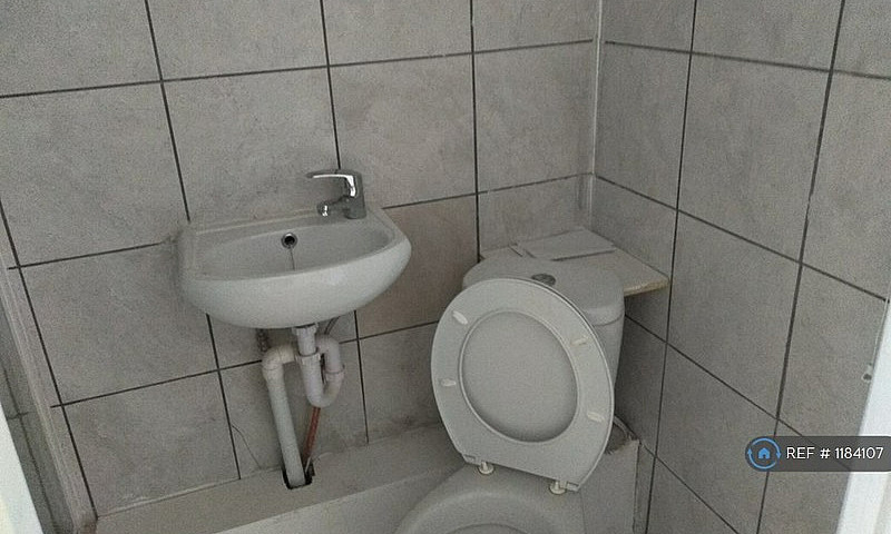 Studio Flat In Pinne...