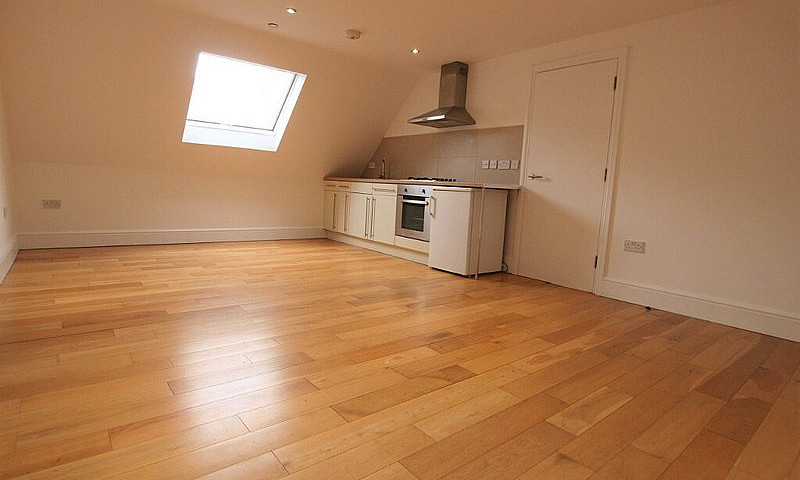 Large 3 Bed Flat In ...