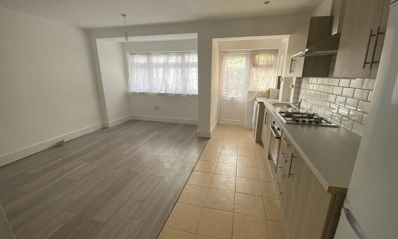 Spacious 5 Bed House...