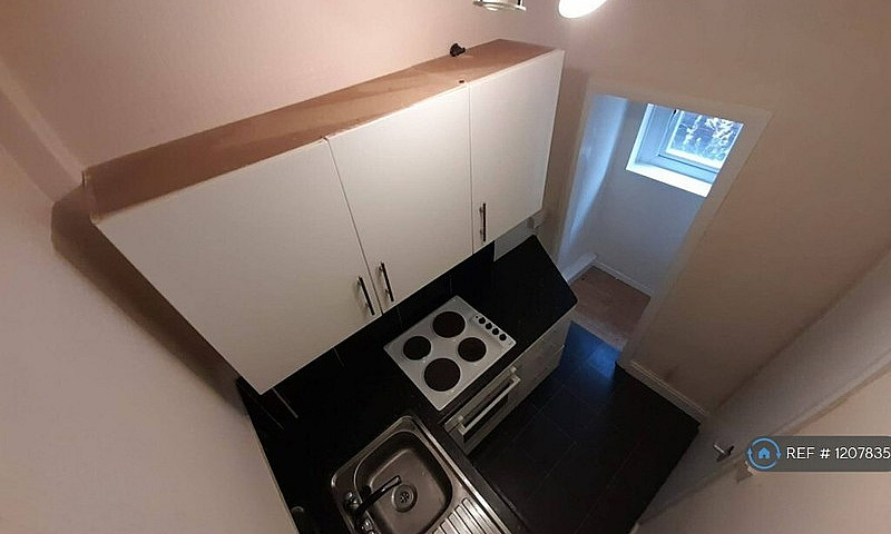 2 Bedroom House In G...