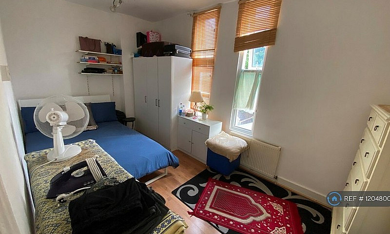 4 Bedroom House In A...