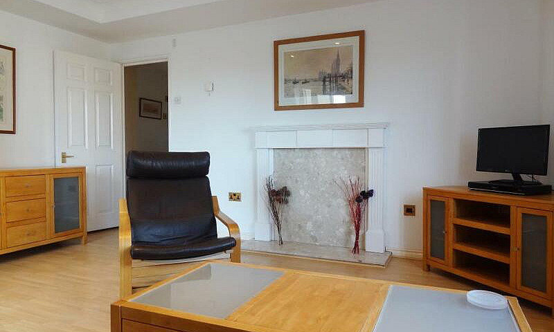 2 Bedroom Flat In Ro...