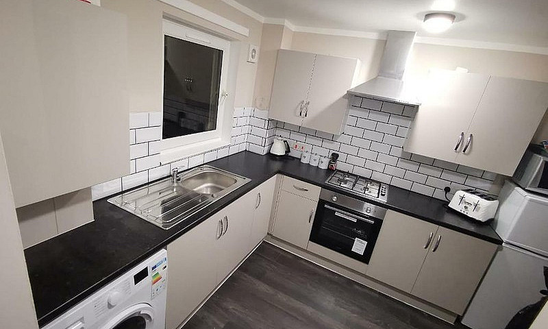 Large 4/5 Bedroom Ho...