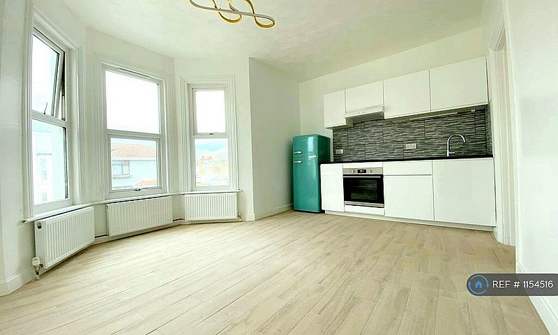 1 Bedroom Flat In De...