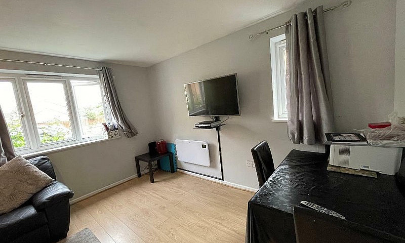 2 Bedroom Flat In Ma...