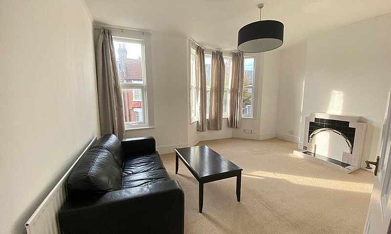 2 Bed Lovely Flat, S...