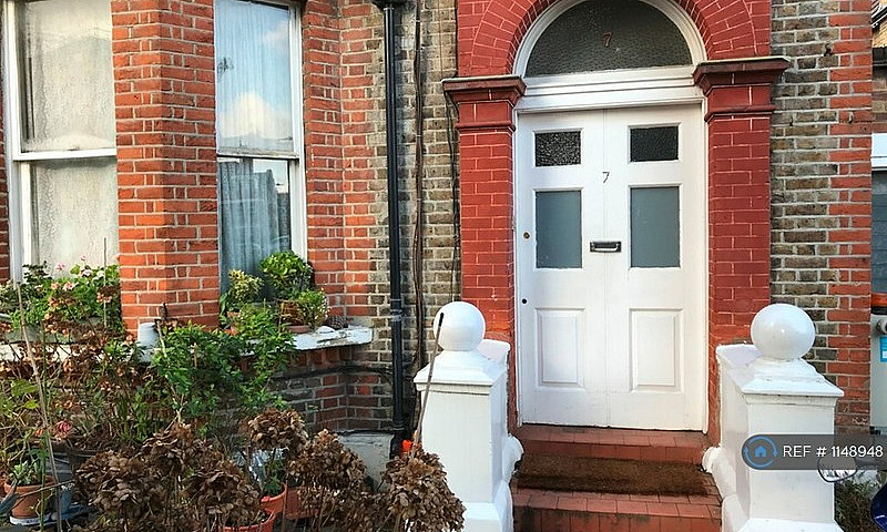 1 Bedroom In Creffie...