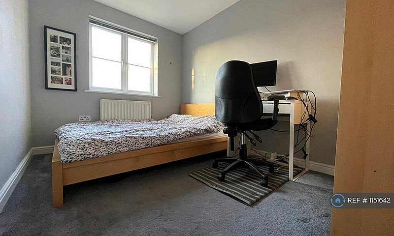 2 Bedroom Flat In To...