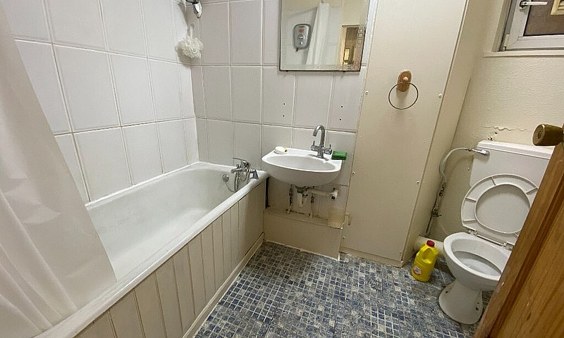 3 Bedroom Maisonette...
