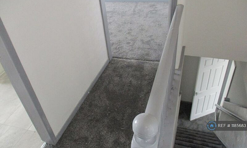 1 Bedroom Flat In Le...