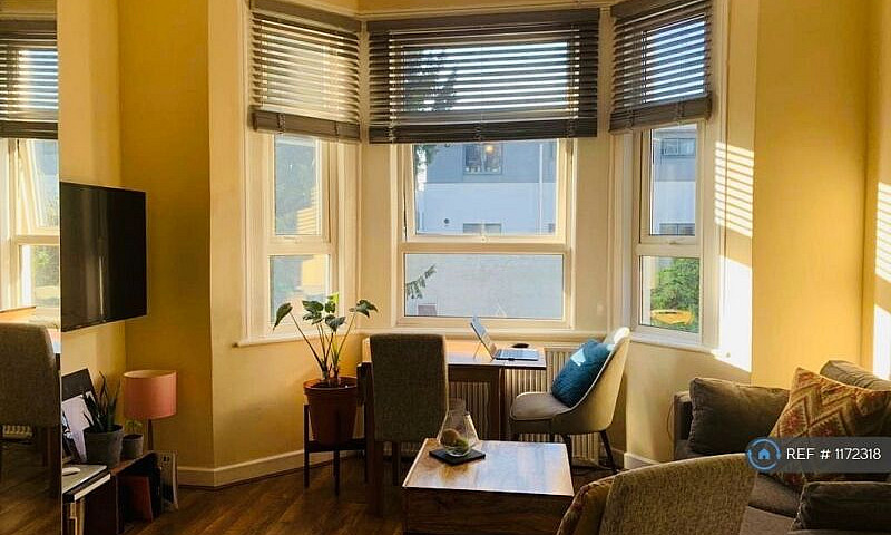 Studio Flat In Deron...
