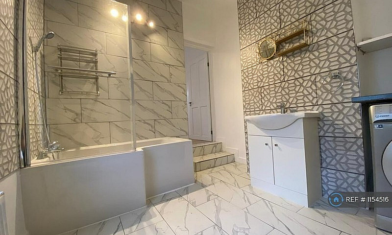 1 Bedroom Flat In De...